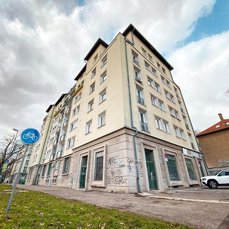 Studio Steps From Nivy & Main Bus Station Bratislava Ngoại thất bức ảnh