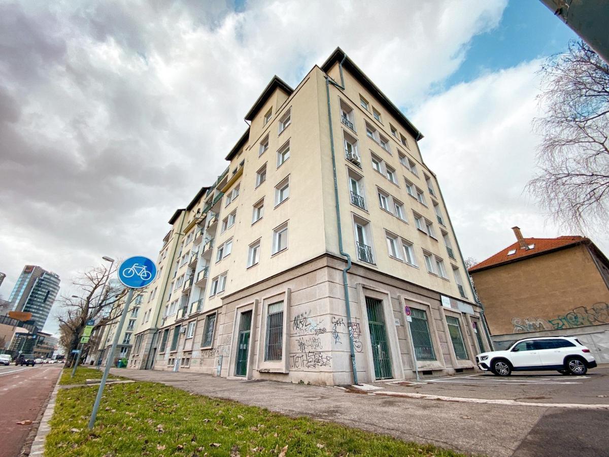 Studio Steps From Nivy & Main Bus Station Bratislava Ngoại thất bức ảnh
